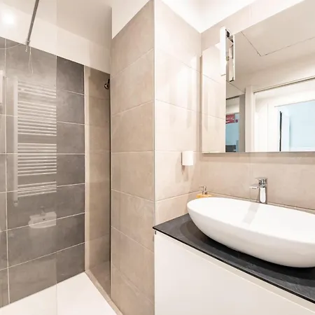 Renovated With Garden & Veranda! Apartment *